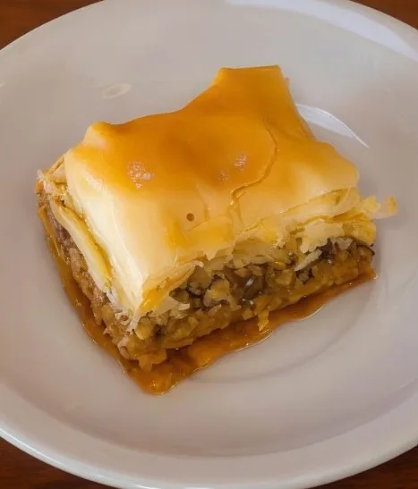Baklava casera de nueces en almíbar