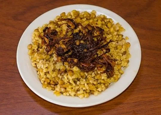 Plato de trigo y lentejas con cebolla caramelizada