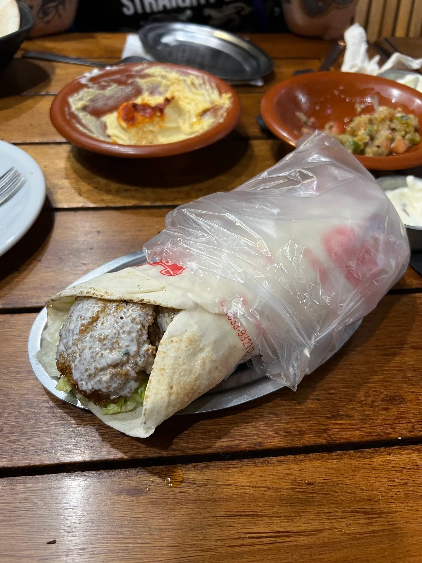 Shawarma con hummus y ensalada en la mesa de Cartago